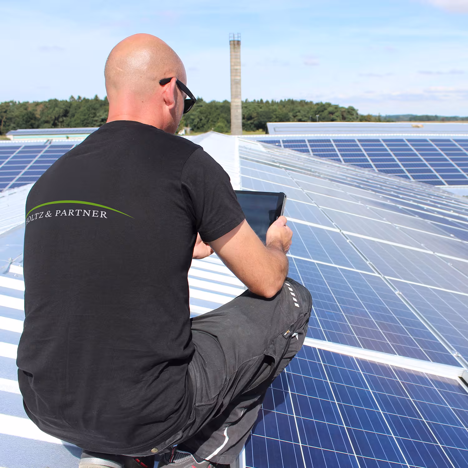 Holtz & Partner beim Prüfen einer Solaranlage