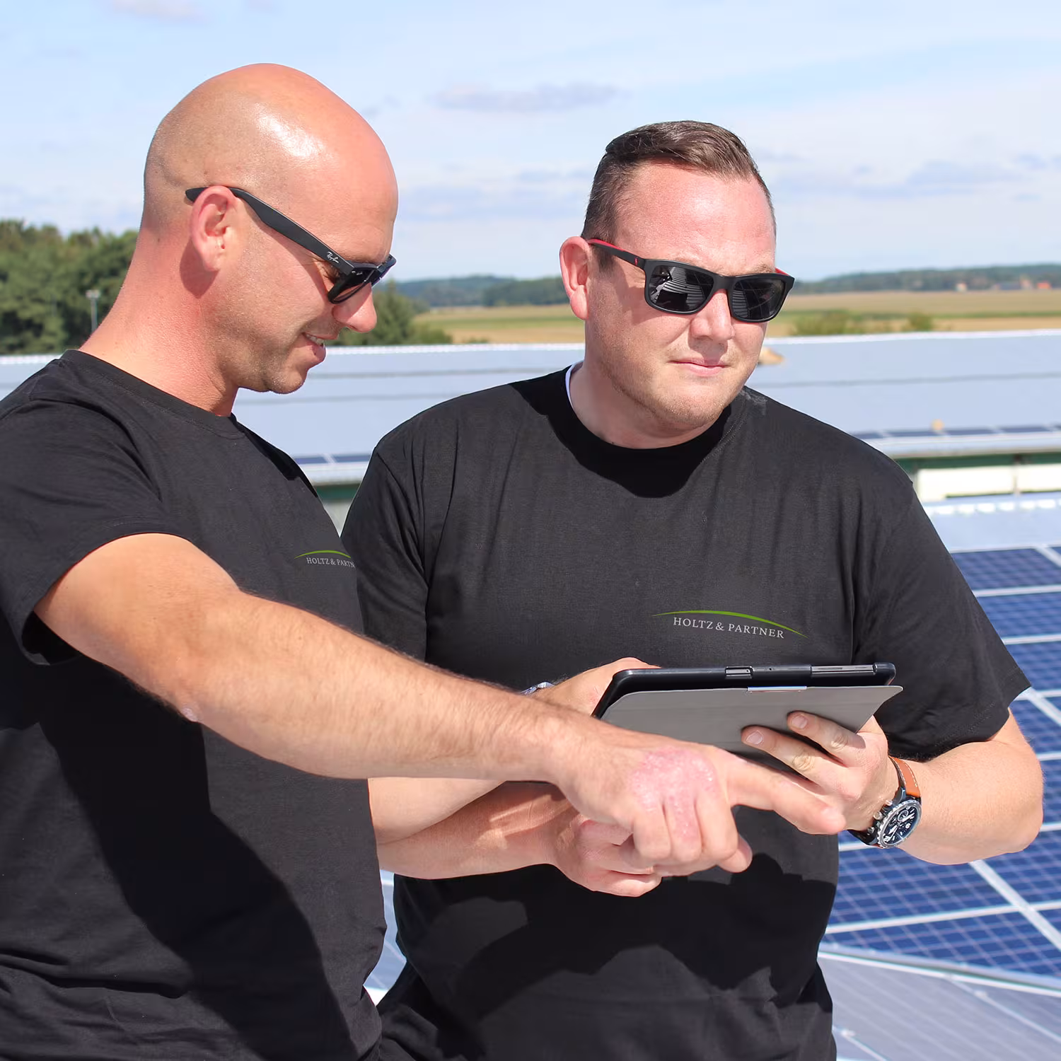 Holtz & Partner – Team bei der Prüfung der Solaranlage auf dem Dach