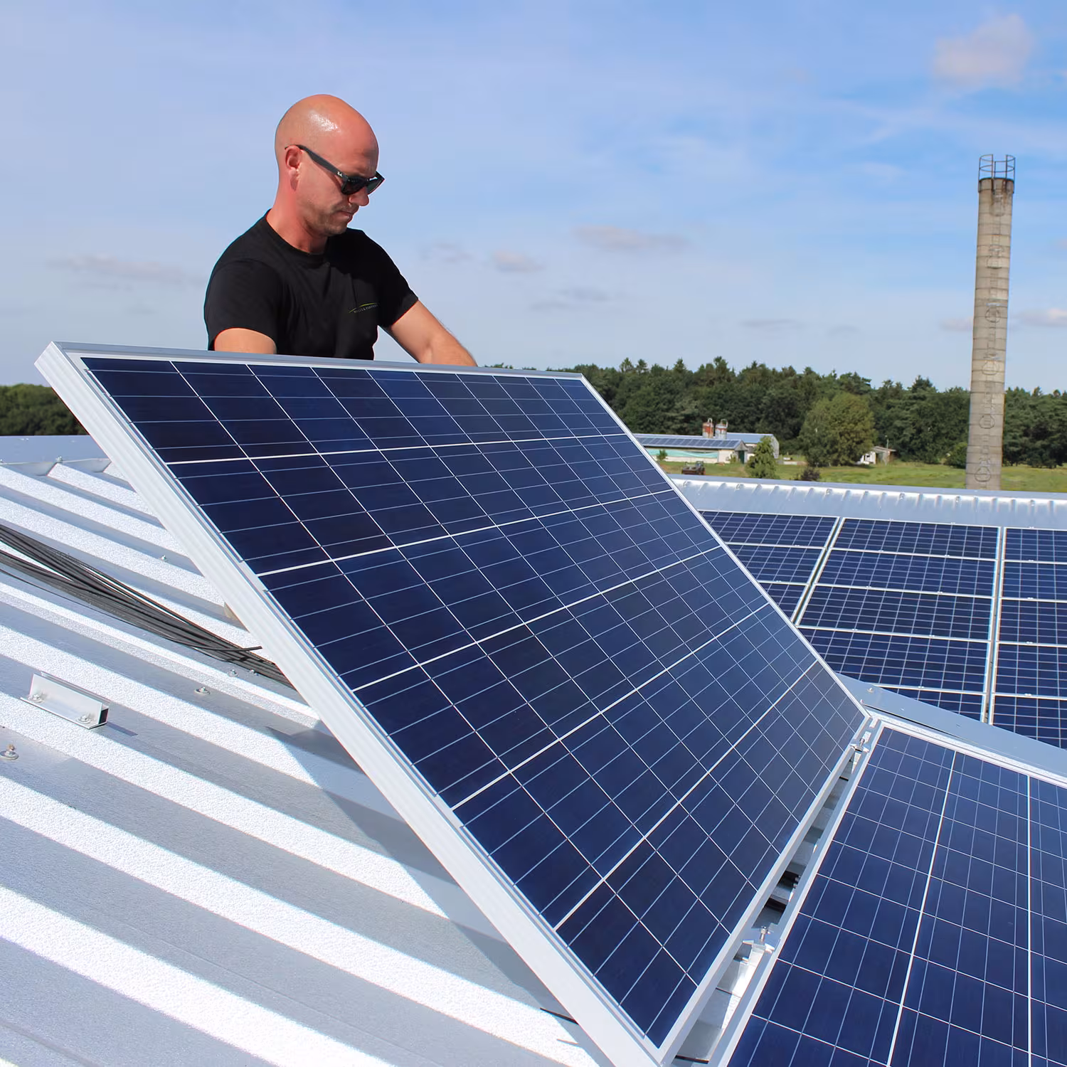 Holtz & Partner: Aufbau einer Photovoltaik-Anlage auf einem Dach