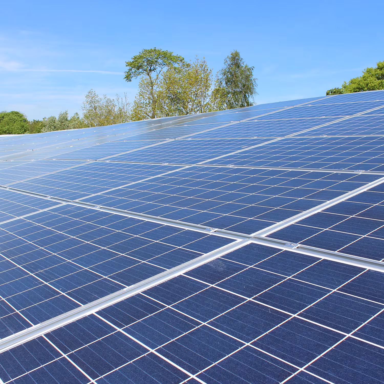 Dachverpachtung mit Holtz & Partner: Solaranlage auf einem Dach