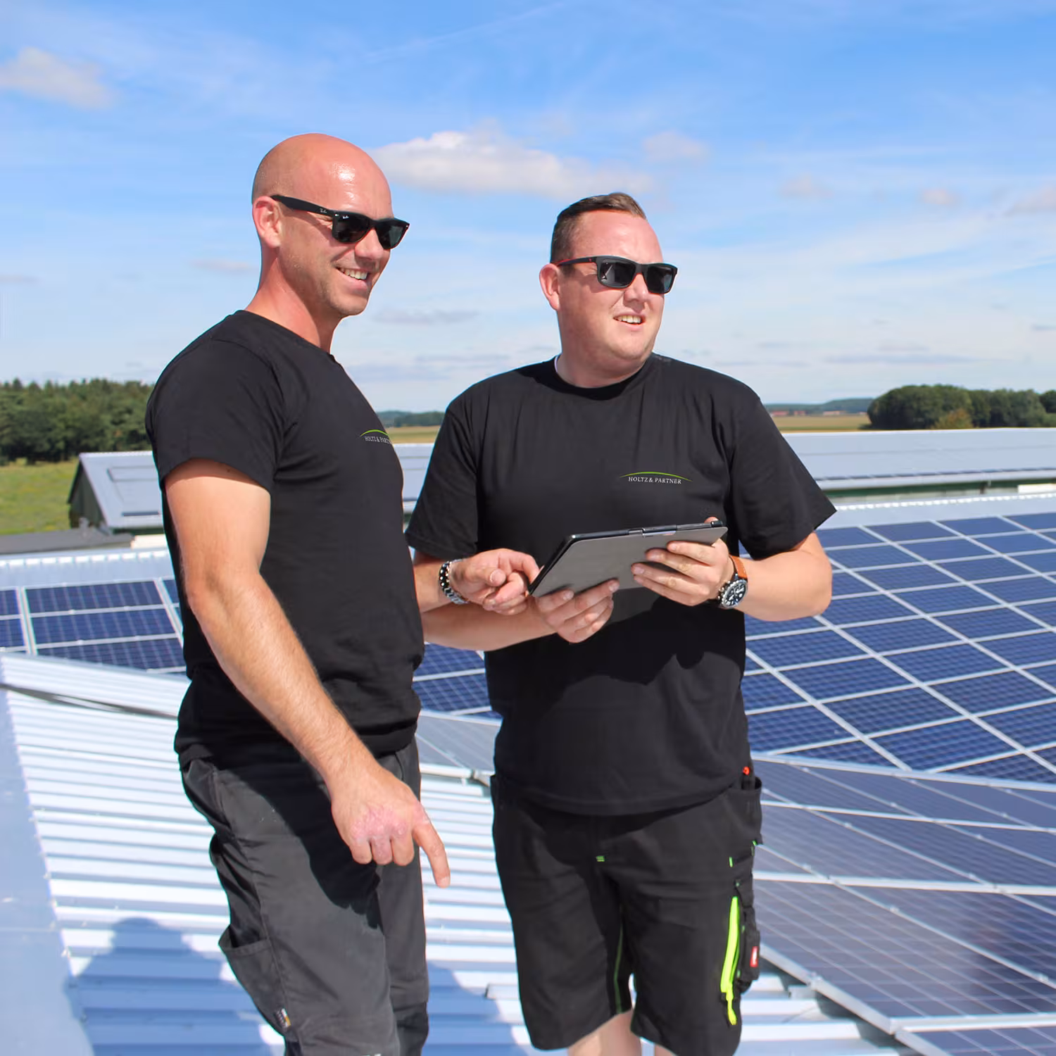 Holtz & Partner bei der Prüfung einer Photovoltaik-Anlage auf dem Dach