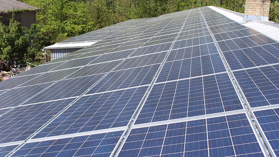 Dach mit Photovoltaik für Investment durch Holtz & Partner
